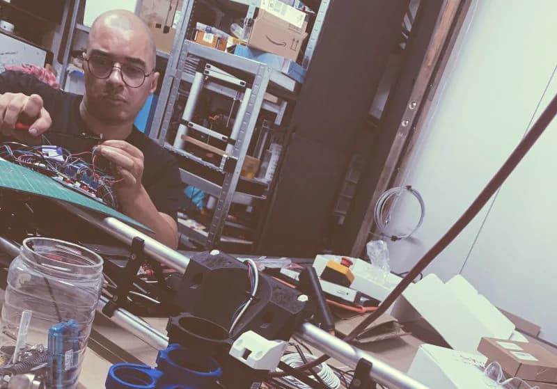 Máquina CNC cortando com precisão um design personalizado