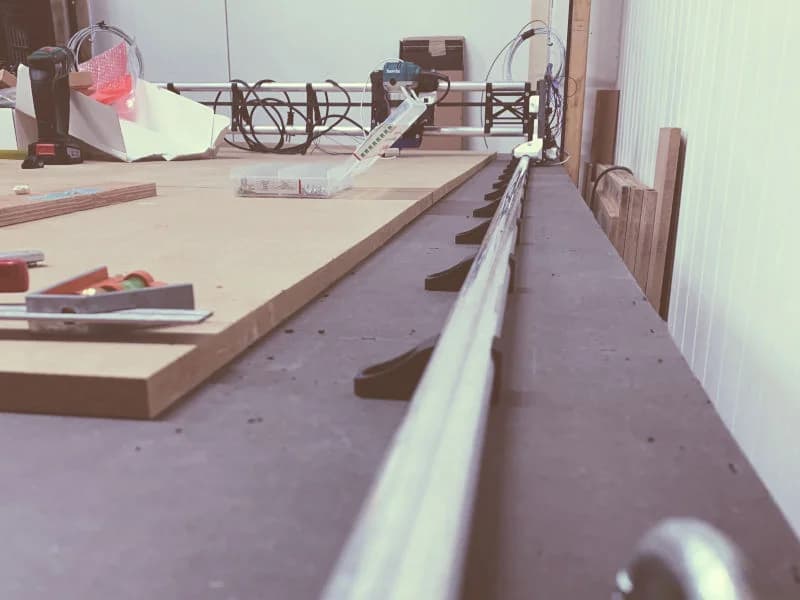 Trabalho detalhado de acabamento em uma peça de madeira